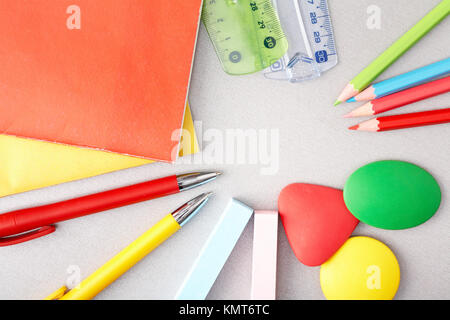 Close-up di vari oggetti necessari nella scuola il processo formativo Foto Stock