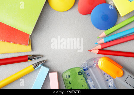 Close-up di vari oggetti necessari nella scuola il processo formativo Foto Stock