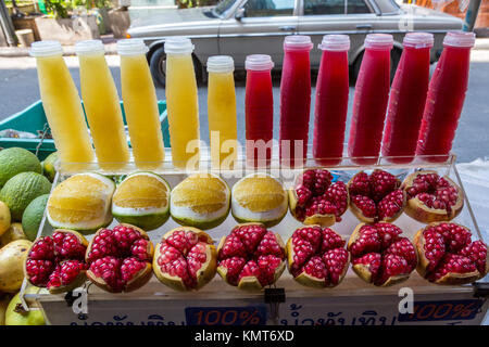 Bangkok, Tailandia. Arancio e Melograno frutta e succhi di frutta per la vendita su strada. Foto Stock