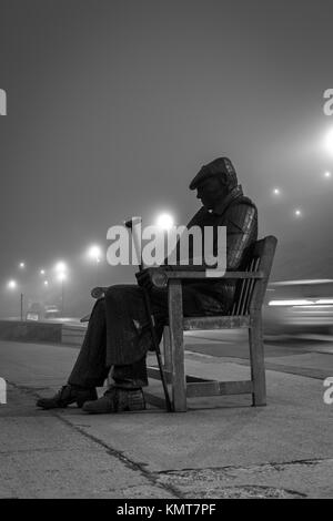 Freddie Gilroy statua nella nebbia, Scarborough, North Yorkshire Foto Stock