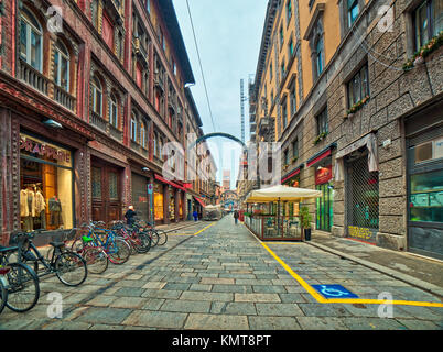 BOLOGNA, Italia - 4 dicembre 2016 la bicicletta è il modo ecologico per visitare il centro di Bologna durante il Natale. Parcheggio riservato sp Foto Stock