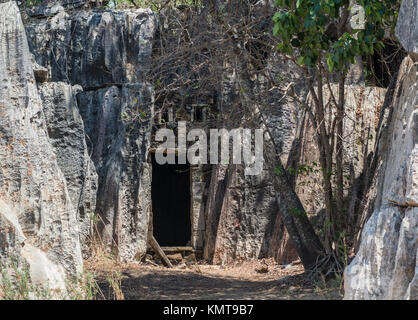 Ingresso di una abitazione umana costruita nel calcare al piccolo Tsingy. Tsingy de Bemaraha National Park. Madagascar, Africa. Foto Stock