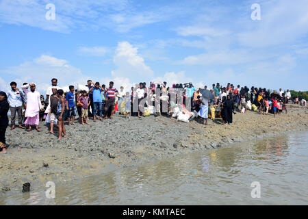 Centinaia di popolazione rohingya e attraversando il Bangladesh il confine come fuggire da Buchidong in Myanmar dopo aver attraversato il fiume Nuf Shah Porir Dwip isola ne Foto Stock