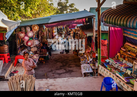 Un mercato di strada vicino al Golden Rock Pagoda Kyaikhtiyo, Myanmar Foto Stock