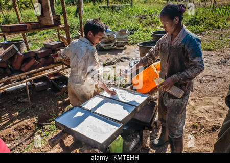 Fatte a mano in lattice naturale produzione in Myanmar Foto Stock