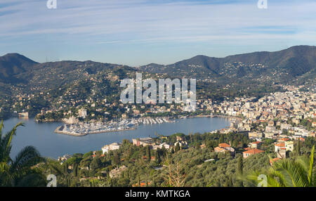 Vista di Rapallo - golfo del Tigullio - Mar Ligure - Liguria - Italia Foto Stock