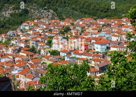 Il pittoresco villaggio di Agiasos è situato nella parte sud dell isola di Lesbo ed è famosa per i pittoreschi edifici e chiese Foto Stock