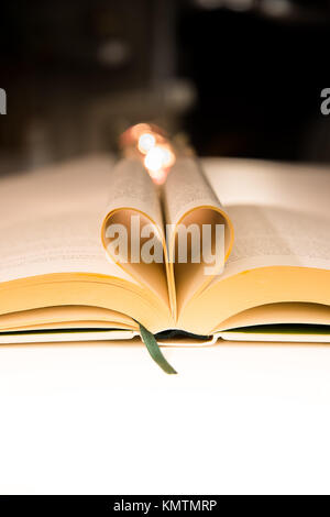 Le pagine del libro piegata a forma di cuore Foto Stock