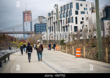 Gli ospiti godono di ponte di Brooklyn Park di new york di domenica 3 dicembre, 2017. (© richard b. levine) Foto Stock