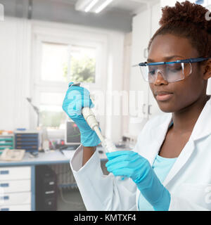 African-scienziato americano o studente laureato in camice protettivo e di opere di usura in laboratorio modernl Foto Stock