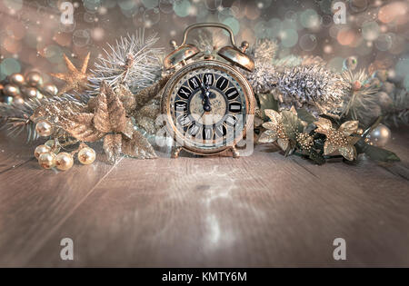 Biglietto di auguri " Felice Anno Nuovo 2016!' con orologio vintage che mostra cinque a mignight e scintillanti decorazioni. Questa immagine è tonica. DOF poco profondo, focus su Foto Stock