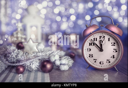 Biglietto di auguri " Felice Anno Nuovo 2016!' con orologio vintage che mostra cinque a mignight e luci scintillanti. Questa immagine è tonica. DOF poco profondo, focus sul Foto Stock