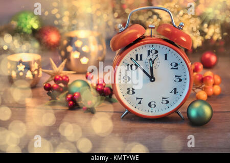 Biglietto di auguri " Felice Anno Nuovo 2016!' con orologio vintage e scintillanti decorazioni. Questa immagine è tonica. DOF poco profondo, concentrarsi sull'orologio Foto Stock