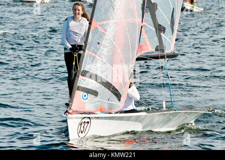 I bambini a competere in Australian combinati di alta scuola campionati di vela 2013. Lago Macquarie. Australia. I giovani partecipanti hanno gareggiato in derive Foto Stock