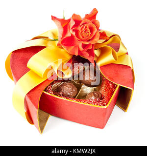 Decorate scatola di cioccolatini a forma di cuore con una rosa su sfondo bianco Foto Stock