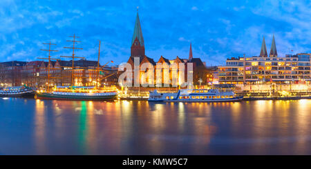 Il fiume Weser e la chiesa di St Martin, Brema, Germania Foto Stock