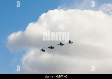 I combattenti russi nel cielo con la festa della vittoria della giornata del 9 maggio. San Pietroburgo, Russia - 09 maggio 2017. Foto Stock