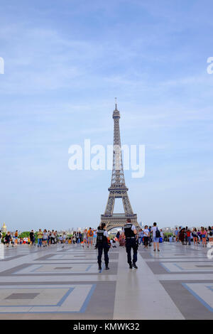 2 poliziotti armati pattugliano la Place du Trocadero davanti alla Torre Eiffel a Parigi, in risposta alla maggiore minaccia del terrore Foto Stock