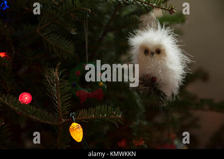 Un albero di Natale decorato in una casa. Foto Stock