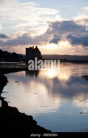 Lochranza Castle al tramonto sull'isola di Arran, Scozia