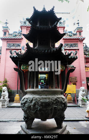 Antico tempio con uno stile cinese a Ho Chi Minh city, Ngoc Hoang pagoda, dove il presidente Obama visita quando è venuto in Vietnam, anche arte architettonica Foto Stock