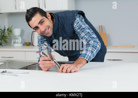 Il tecnico della manutenzione a casa Foto Stock