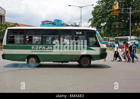 Scarico autobus, inquinamento e pedoni, stazione degli autobus Blok M, Giacarta, Indonesia Foto Stock