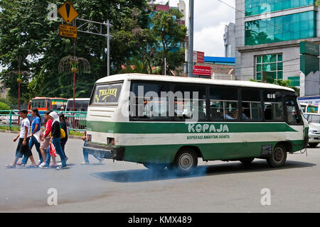 Scarico autobus, inquinamento e pedoni, stazione degli autobus Blok M, Giacarta, Indonesia Foto Stock