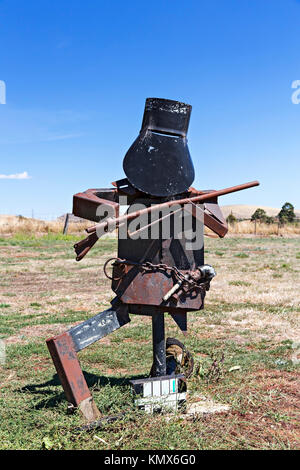 Questa bizzarra Creazione casella postale assomiglia alla Australian bushranger (fuorilegge) Ned Kelly in Waubra Victoria Australia. La cassetta postale è stata fatta da rottami di iro Foto Stock