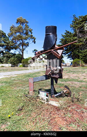 Questa bizzarra Creazione casella postale assomiglia alla Australian bushranger (fuorilegge) Ned Kelly in Waubra Victoria Australia. La cassetta postale è stata fatta da rottami di iro Foto Stock