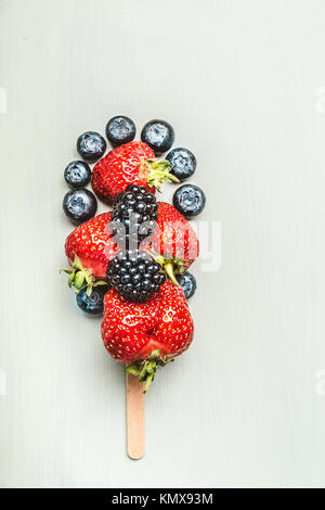 Frutti e bacche popsicles, vista dall'alto. Cibo sano e mangiare vegetariano concept Foto Stock