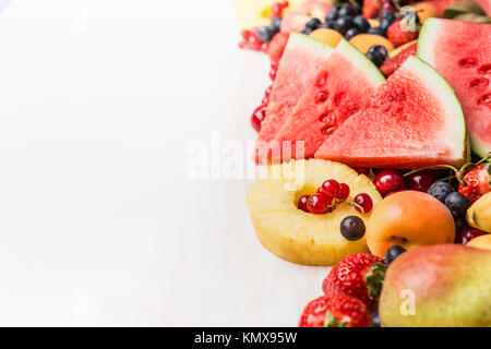 Varie estate frutti e bacche di colore bianco su sfondo tabella. Cibo sano e mangiare vegetariano concept Foto Stock