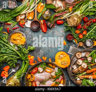 Stagionale sani ingredienti alimentari per la gustosa cucina pulita e mangiare: verdure organiche,funghi, zucca, radici e pollo su sfondo vintage, Foto Stock