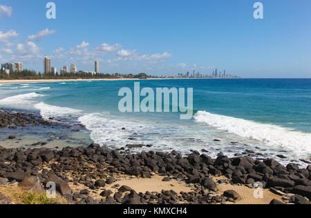 Una splendida giornata a Burleigh capi sul famoso Gold Coast - Australia Queensland. Highrise edifici a Surfers Paradise può essere visto in lontananza. Foto Stock