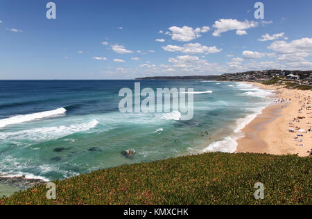 Una bella e soleggiata giornata d'estate presso il Bar Spiaggia - Merewether Beach - Newcastle Australia. Newcastle è un paio di ore a nord di Sydney Foto Stock