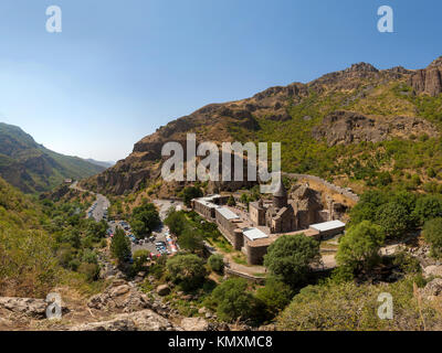 L'antico tempio cristiano Gegard nelle montagne dell'Armenia. Vista dall'alto. Foto Stock