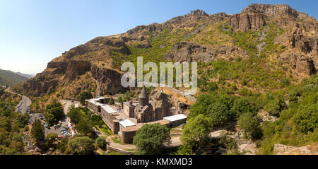 L'antico tempio cristiano Gegard nelle montagne dell'Armenia. Vista dall'alto. Foto Stock