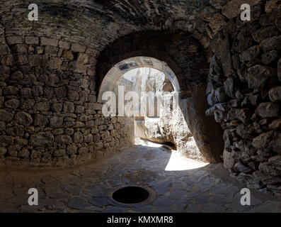 Vista da una grotta in armeno antico tempio complesso Geghard Foto Stock