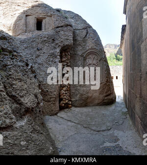 Vista da una grotta in armeno antico tempio complesso Geghard Foto Stock