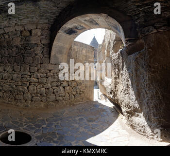 Vista da una grotta in armeno antico tempio complesso Geghard Foto Stock