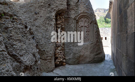 Vista da una grotta in armeno antico tempio complesso Geghard Foto Stock