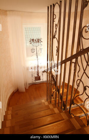 Visualizzazione di una finestra con una bella tenda da una scaletta a partire dall'alto verso il basso, un colpo verticale Foto Stock