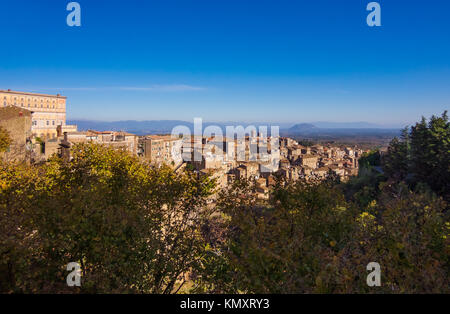 Caprarola, Italia - Il centro storico e il Palazzo Farnese museo, una splendida antica villa con giardino in provincia di Viterbo, regione Lazio Foto Stock