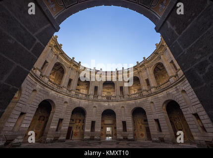 Caprarola, Italia - Il centro storico e il Palazzo Farnese museo, una splendida antica villa con giardino in provincia di Viterbo, regione Lazio Foto Stock