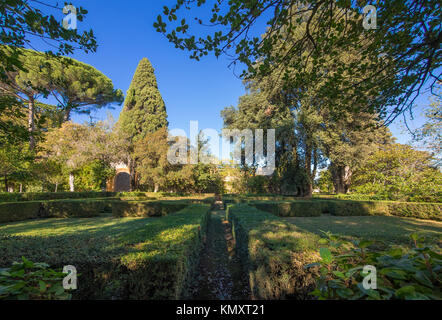 Caprarola, Italia - Il centro storico e il Palazzo Farnese museo, una splendida antica villa con giardino in provincia di Viterbo, regione Lazio Foto Stock