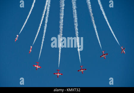 Royal Canadian Snowbirds eseguendo un 'downward bomba scoppia' all'Gowen Thunder 2017 Airshow Gowen al campo a Boise Idaho il 14 ottobre 2017 Foto Stock