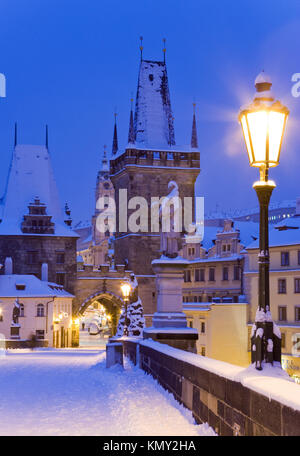 Charles Bridge, Lesser Town, il castello di Praga, Repubblica Ceca nella notte invernale con neve / Karluv più, Mala Strana (UNESCO), Ceska republika Foto Stock