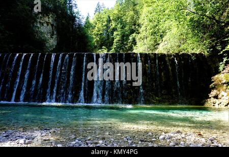 Cascata di Sava a Kranjska Gora, la Slovenia a cascata verso il basso una parete Foto Stock