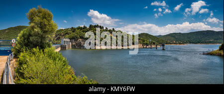 Lago di Liscia, lago artificiale in corrispondenza della diga, in provincia di Sassari, Sardegna, Italia Foto Stock