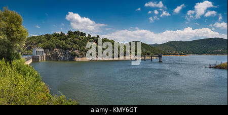 Lago di Liscia, lago artificiale in corrispondenza della diga, in provincia di Sassari, Sardegna, Italia Foto Stock